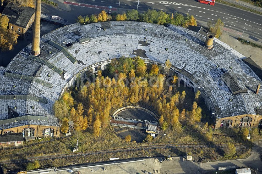 Aerial photograph Leipzig - Ein nicht mehr genutzter Ringschuppen mit Drehscheibe im Herbst. Der Lokschuppen befindet sich an der Adenauerallee. A disused engine shed with a turntable in the autumn.