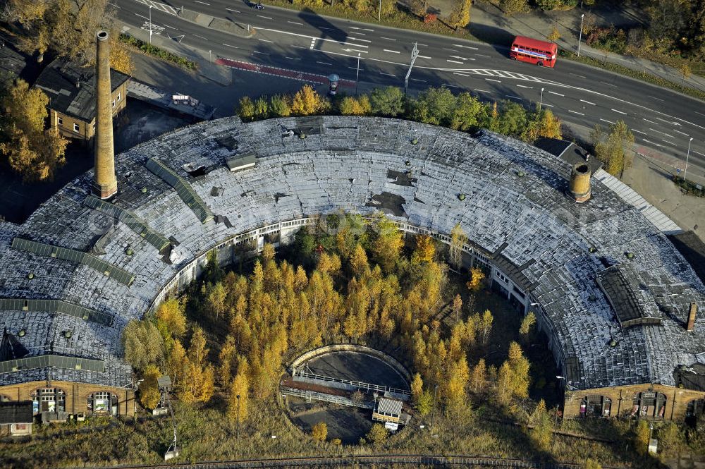 Leipzig from above - Ein nicht mehr genutzter Ringschuppen mit Drehscheibe im Herbst. Der Lokschuppen befindet sich an der Adenauerallee. A disused engine shed with a turntable in the autumn.