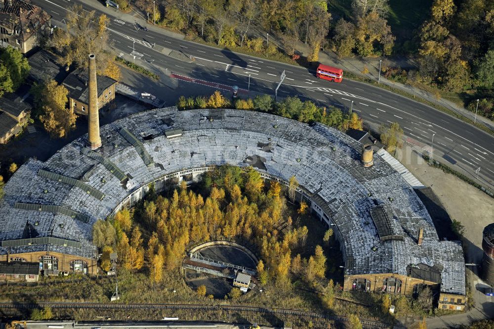 Leipzig from the bird's eye view: Ein nicht mehr genutzter Ringschuppen mit Drehscheibe im Herbst. Der Lokschuppen befindet sich an der Adenauerallee. A disused engine shed with a turntable in the autumn.