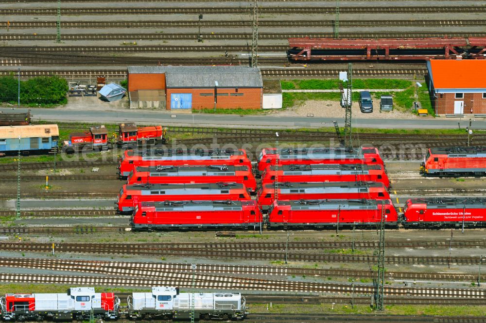 Seelze from the bird's eye view: Locomotive service station and depot with locomotive parking spaces for the BR 146 107-8 DB electric locomotive series on Lange-Feld-Strasse in the Letter district of Seelze in the state of Lower Saxony, Germany