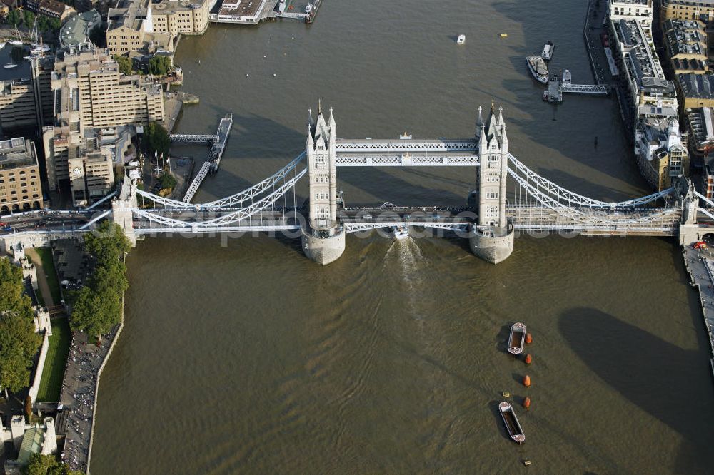 Aerial photograph London - Blick auf die Londoner Tower Bridge über der Themse. View of the London Tower Bridge over the Thames.