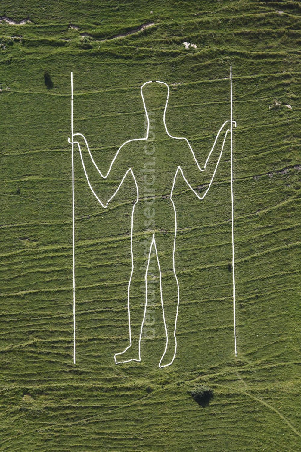 Aerial photograph Wilmington - Blick auf die Hügelfigur Long Man of Wilmington. Das genaue Alter der fast 70 m hohen Figur ist unbekannt. View of the hill figure Long Man of Wilmington. The exact age of the nearly 70 m high figure is unknown.