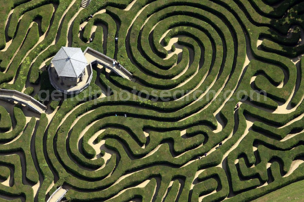 Horningsham from the bird's eye view: Blick auf das Heckenlabyrinth am Longleat-Safaripark im Süden Englands. Das Labyrinth besteht aus mehr als 16.000 Eiben und bedeckt eine Fläche von 0,6 Hektar. Es wurde 1975 von Greg Bright entworfen und hat eine Gesamtweglänge von 2,7 Kilometer. View of the hedge maze at Longleat Safari Park in the south of England. Made up of more than 16,000 English Yews, the Hedge Maze was first laid out in 1975 by the designer Greg Bright. The Hedge Maze covers an area of around 0.6 hectares with a total pathway length of 2.7 kilometres.