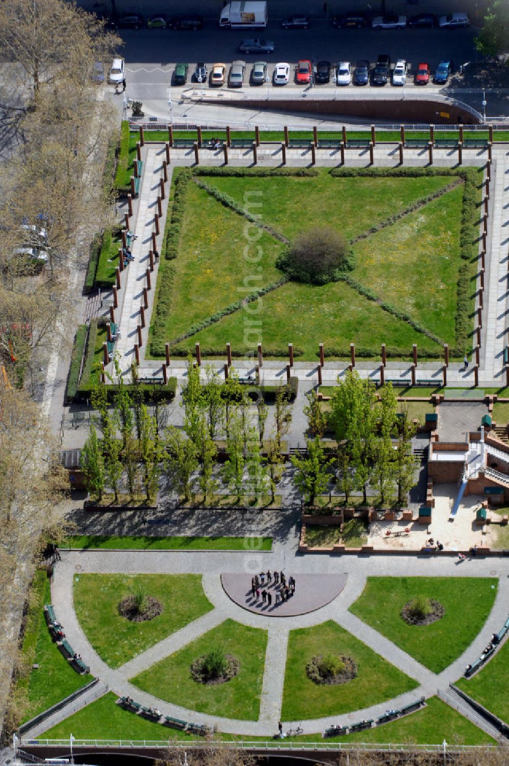 Aerial image Berlin - Blick auf den Los-Angeles-Platz in Berlin-Tiergarten. Der Park liegt zwischen der Ranke-, Augsburger und Marburger Straße, seinen Namen hat er seit 1982. Unter dem Platz ist eine Tiefgarage. View to the Los Angeles Park in Berlin-Tiergaretn. The park is located between theRanke-, Augsburger and Marburger Straße. It got the name in 1982. Under the park is an underground carpark.