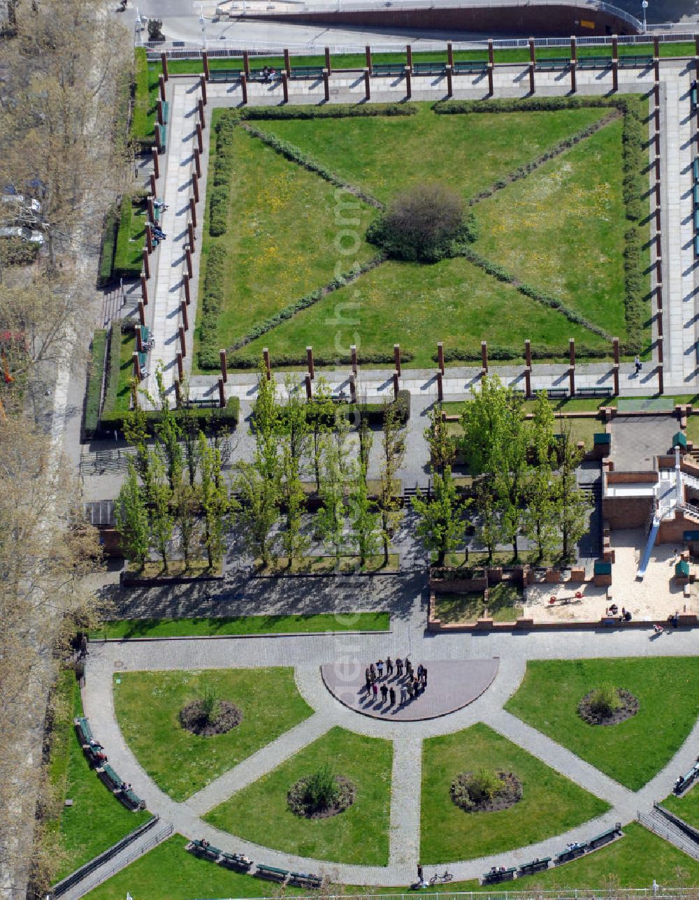 Berlin from above - Blick auf den Los-Angeles-Platz in Berlin-Tiergarten. Der Park liegt zwischen der Ranke-, Augsburger und Marburger Straße, seinen Namen hat er seit 1982. Unter dem Platz ist eine Tiefgarage. View to the Los Angeles Park in Berlin-Tiergaretn. The park is located between theRanke-, Augsburger and Marburger Straße. It got the name in 1982. Under the park is an underground carpark.