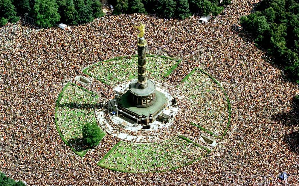 Aerial image Berlin-Tiergarten - LOVE-PARADE 1997 am Grossen Stern in Berlin-Tiergarten.