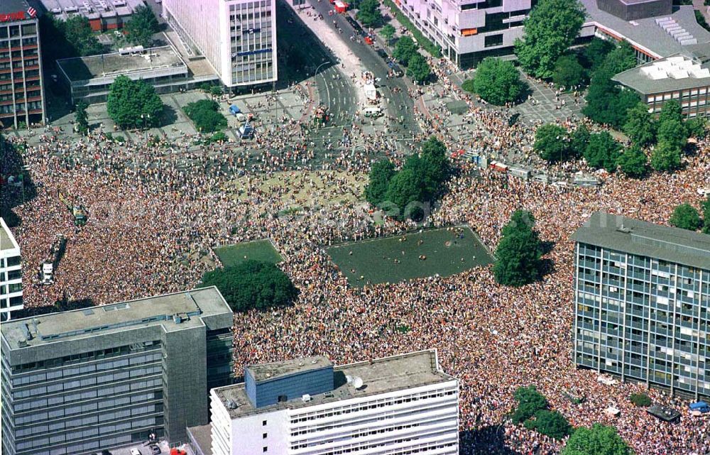 Aerial image Berlin - Tiergarten - LOVE-PARADE 1997 im Tiergarten.