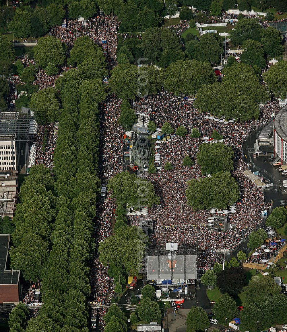 Dortmund from above - Blick auf die Loveparade auf der B1. Die Loveparade 2008 fand in Dortmund auf dem Rheinlanddamm statt. Auf einem zwei Kilometer langen Teil der Bundesstraße 1 waren 37 Paradewagen unterwegs. Das Motto dieser Loveparade lautete „Highway to Love“. Die Strecke mündete an den Dortmunder Westfalenhallen, wo die Abschlusskundgebung stattfand. View of the Love Parade on the B1. The Love Parade 2008 in Dortmund were held at the Rhineland Damm. On a two kilometer section of the highway B1 37 floats were on the road. The route led to the Westphalia Hall, where the final rally was held.