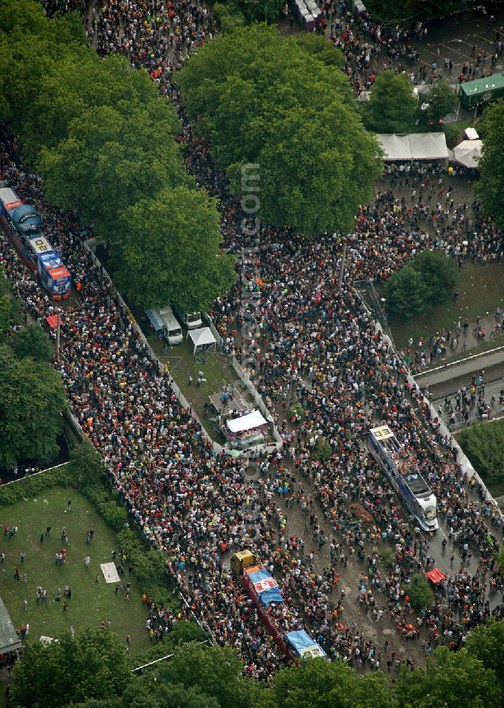 Dortmund from the bird's eye view: Blick auf die Loveparade auf der B1. Die Loveparade 2008 fand in Dortmund auf dem Rheinlanddamm statt. Auf einem zwei Kilometer langen Teil der Bundesstraße 1 waren 37 Paradewagen unterwegs. Das Motto dieser Loveparade lautete „Highway to Love“. Die Strecke mündete an den Dortmunder Westfalenhallen, wo die Abschlusskundgebung stattfand. View of the Love Parade on the B1. The Love Parade 2008 in Dortmund were held at the Rhineland Damm. On a two kilometer section of the highway B1 37 floats were on the road. The route led to the Westphalia Hall, where the final rally was held.