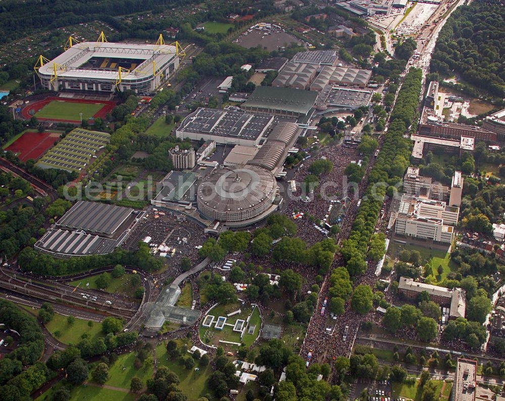 Aerial photograph Dortmund - Blick auf die Loveparade auf der B1. Die Loveparade 2008 fand in Dortmund auf dem Rheinlanddamm statt. Auf einem zwei Kilometer langen Teil der Bundesstraße 1 waren 37 Paradewagen unterwegs. Das Motto dieser Loveparade lautete „Highway to Love“. Die Strecke mündete an den Dortmunder Westfalenhallen, wo die Abschlusskundgebung stattfand. View of the Love Parade on the B1. The Love Parade 2008 in Dortmund were held at the Rhineland Damm. On a two kilometer section of the highway B1 37 floats were on the road. The route led to the Westphalia Hall, where the final rally was held.