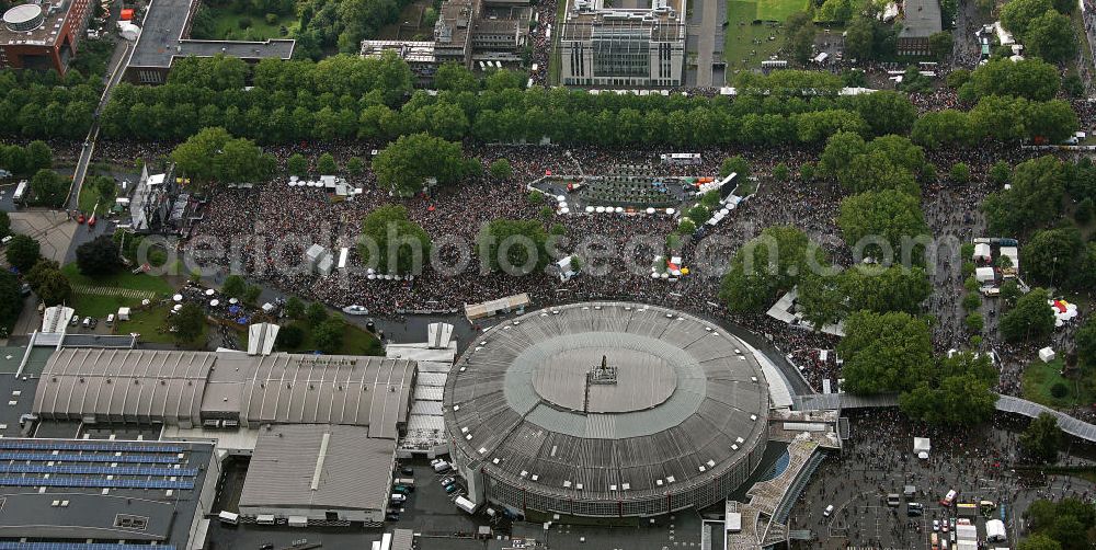 Dortmund from above - Blick auf die Loveparade auf der B1. Die Loveparade 2008 fand in Dortmund auf dem Rheinlanddamm statt. Auf einem zwei Kilometer langen Teil der Bundesstraße 1 waren 37 Paradewagen unterwegs. Das Motto dieser Loveparade lautete „Highway to Love“. Die Strecke mündete an den Dortmunder Westfalenhallen, wo die Abschlusskundgebung stattfand. View of the Love Parade on the B1. The Love Parade 2008 in Dortmund were held at the Rhineland Damm. On a two kilometer section of the highway B1 37 floats were on the road. The route led to the Westphalia Hall, where the final rally was held.