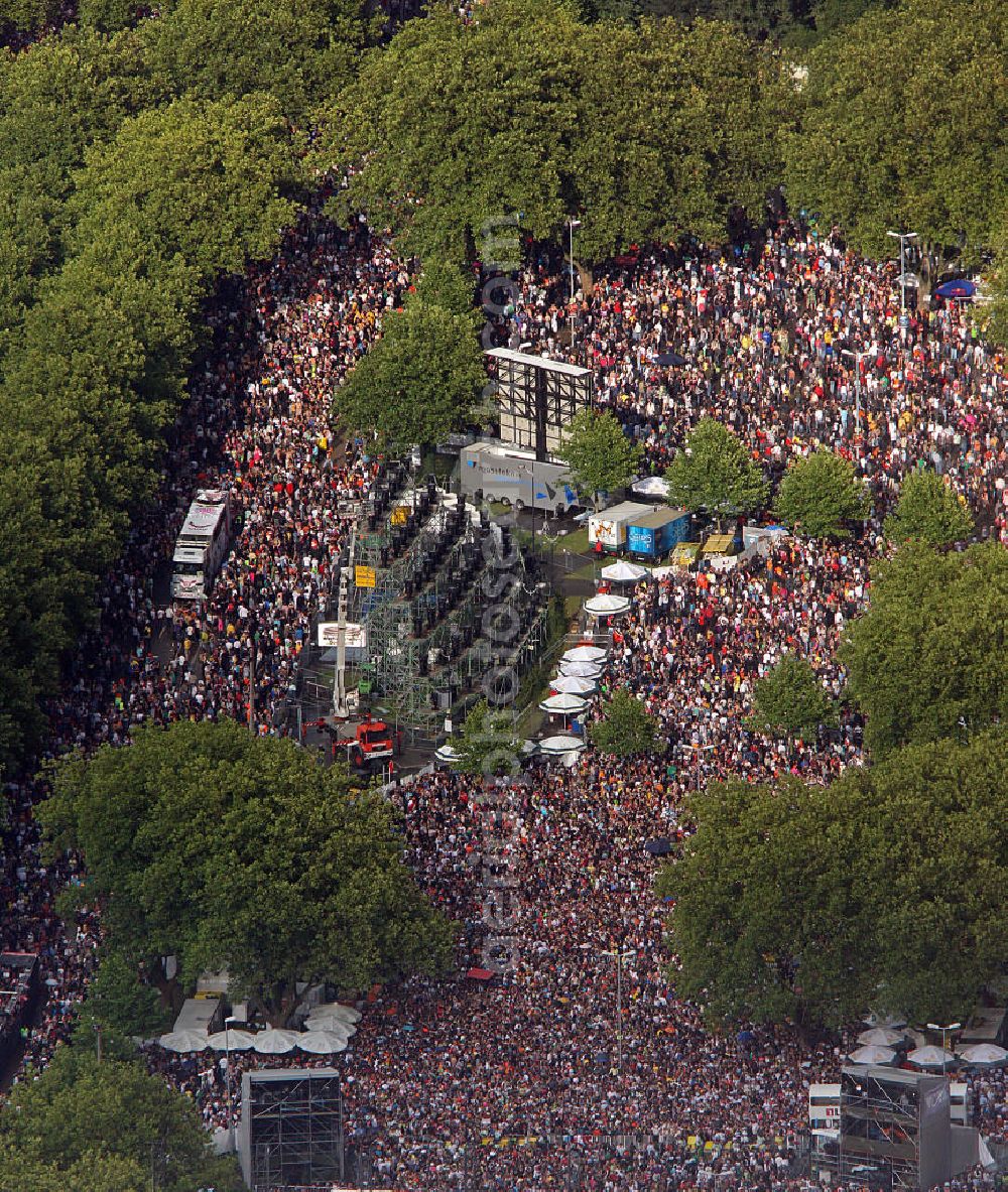 Dortmund from the bird's eye view: Blick auf die Loveparade auf der B1. Die Loveparade 2008 fand in Dortmund auf dem Rheinlanddamm statt. Auf einem zwei Kilometer langen Teil der Bundesstraße 1 waren 37 Paradewagen unterwegs. Das Motto dieser Loveparade lautete „Highway to Love“. Die Strecke mündete an den Dortmunder Westfalenhallen, wo die Abschlusskundgebung stattfand. View of the Love Parade on the B1. The Love Parade 2008 in Dortmund were held at the Rhineland Damm. On a two kilometer section of the highway B1 37 floats were on the road. The route led to the Westphalia Hall, where the final rally was held.