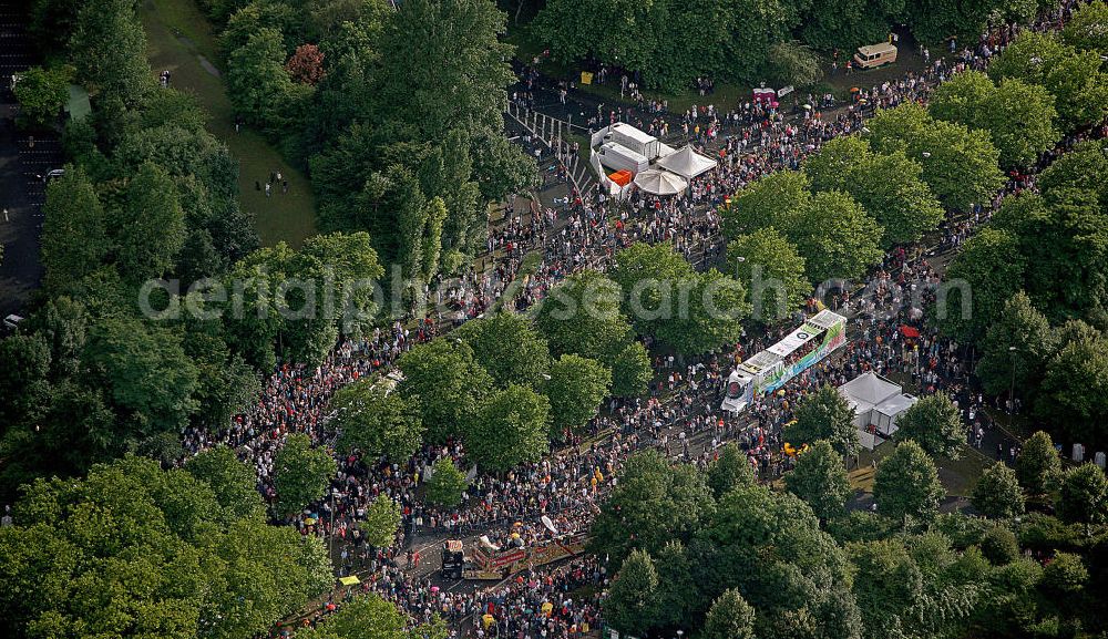 Aerial image Dortmund - Blick auf die Loveparade auf der B1. Die Loveparade 2008 fand in Dortmund auf dem Rheinlanddamm statt. Auf einem zwei Kilometer langen Teil der Bundesstraße 1 waren 37 Paradewagen unterwegs. Das Motto dieser Loveparade lautete „Highway to Love“. Die Strecke mündete an den Dortmunder Westfalenhallen, wo die Abschlusskundgebung stattfand. View of the Love Parade on the B1. The Love Parade 2008 in Dortmund were held at the Rhineland Damm. On a two kilometer section of the highway B1 37 floats were on the road. The route led to the Westphalia Hall, where the final rally was held.