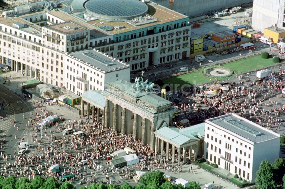 Aerial photograph Berlin - Participants in the Love Parade music festival on the event concert area on gate Brandenburger Tor in the district Mitte in Berlin, Germany