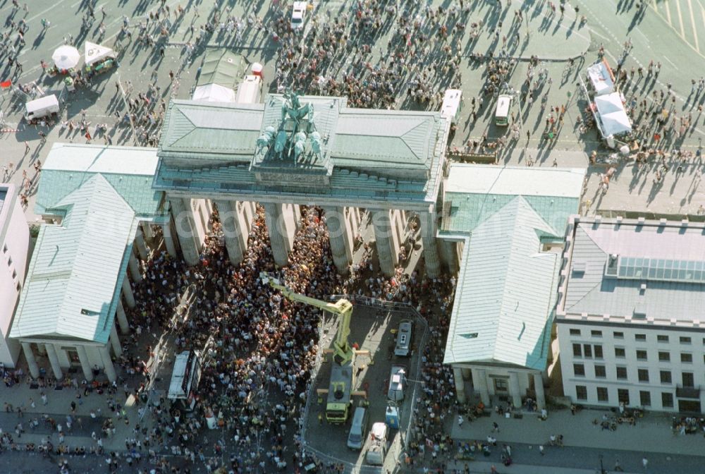 Berlin from the bird's eye view: Participants in the Love Parade music festival on the event concert area on gate Brandenburger Tor in the district Mitte in Berlin, Germany