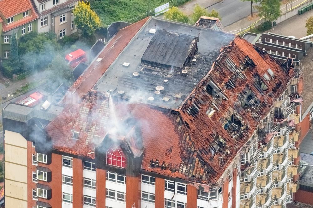 Aerial photograph Bochum - Fire fighting at the fire brigade on fire the building Berufsgenossenschaftliches Universitaetsklinikum Bergmannsheil am Buerkle de la Camp-Platz in Bochum in the state North Rhine-Westphalia