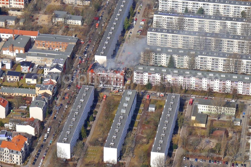 Berlin from the bird's eye view: Fire fighting at the fire brigade on fire the building Myliusgarten in the district Friedrichshagen in Berlin, Germany