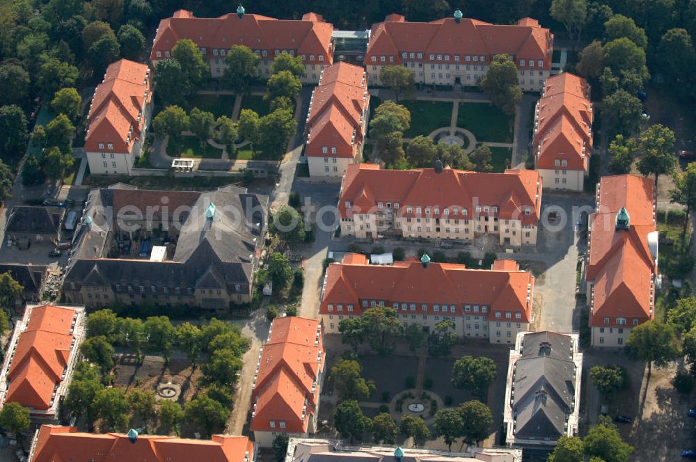 Berlin from above - Blick auf den Ludwig Park Wohnen für Generationen mit dem Wasserturm in Buch. Das ehemalige Alte Leute Heim Ludwig Hoffmanns wird durch die LudwigPark Berlin GmbH stufenweise denkmalgerecht saniert. Geplant sind auf dem 100.000 qm großem Grundstück u.a. Wohnungen, betreutes Wohnen, Pflegestationen und ein Hotel.