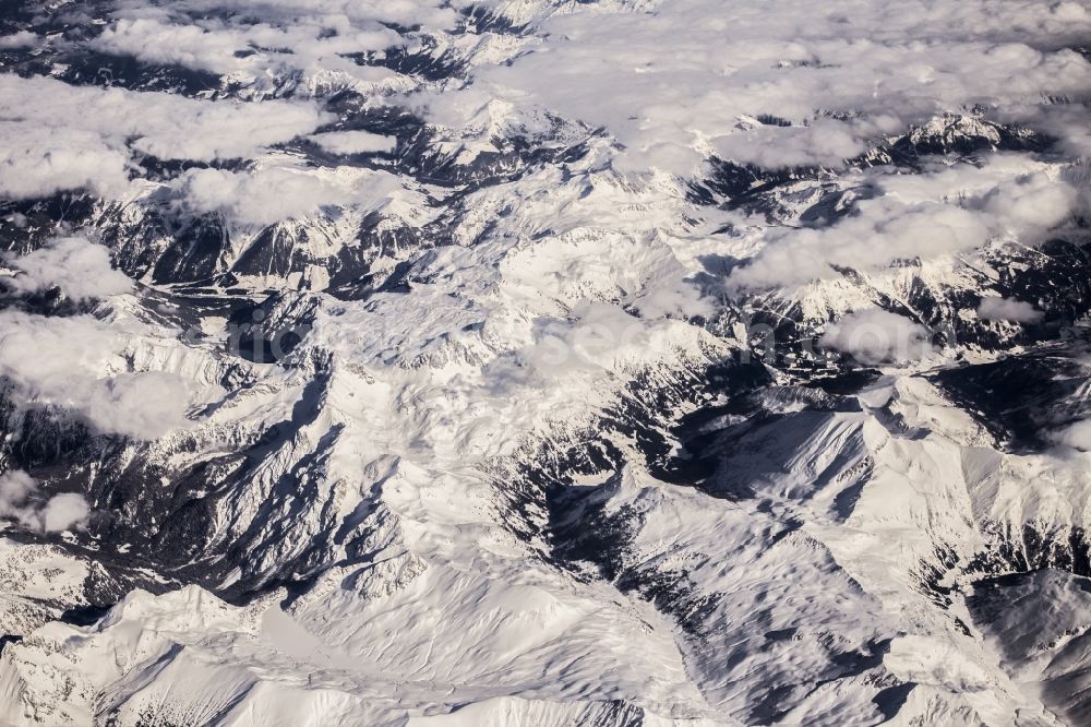 Locarno from above - Luftaufnahme aus 10.000 Meter Höhe vom schneebedeckten Gebirge der Alpen in Locarno in der Schweiz. / Aerial view from 10,000 meters from snow-capped mountains of the Alps in Locarno, Switzerland.