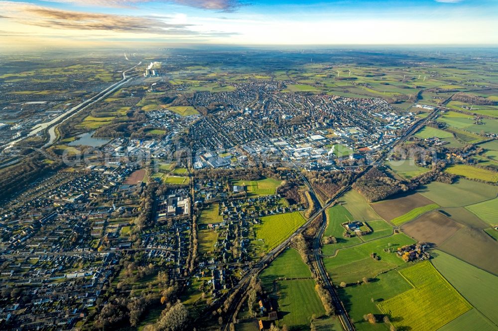 Hamm from the bird's eye view: Aerial view of colony and industrial area Roemerstrasse with view to RWE Power AG power plant Gersteinwerk in the district Bockum-Hoevel in Hamm in the German state North Rhine-Westphalia, Germany