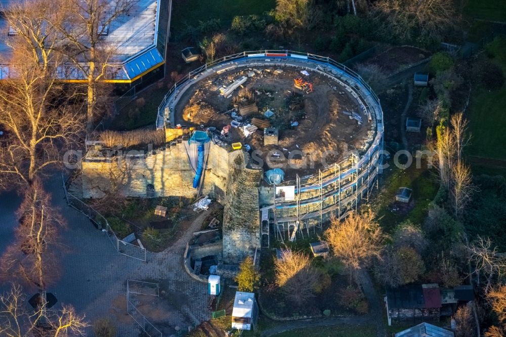 Aerial photograph Werl - Remains of the ruins of the palace grounds of the former castle on Schlossstrasse in the district Westoennen in Werl in the state North Rhine-Westphalia, Germany