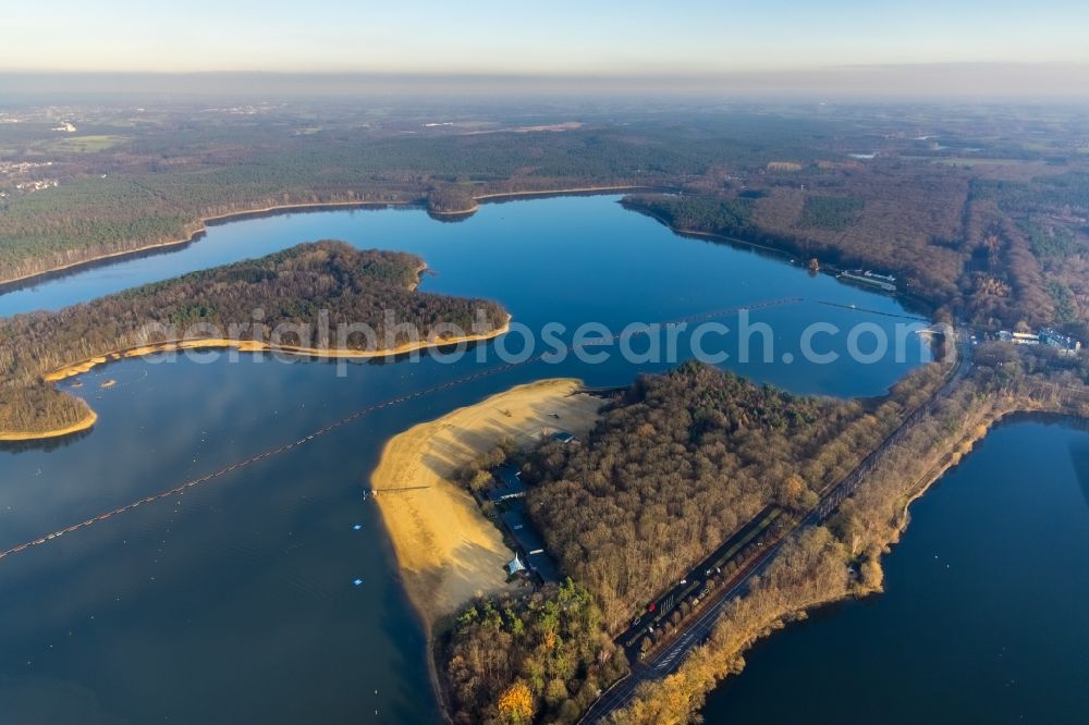 Aerial photograph Haltern am See - Aerial view of the shore area at the sandy beach of the open-air swimming pool Seebad Haltern in Haltern am See in the federal state of North Rhine-Westphalia, Germany