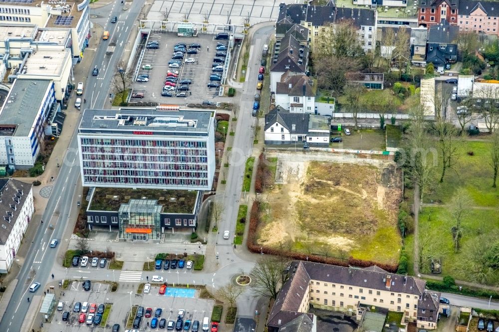 Aerial photograph Herne - Aerial view of the administration building of the financial services company Herner Sparkasse - Customer Service Center main office with parking lot Friedrich-Ebert-Platz in Herne in the German state of North Rhine-Westphalia, Germany