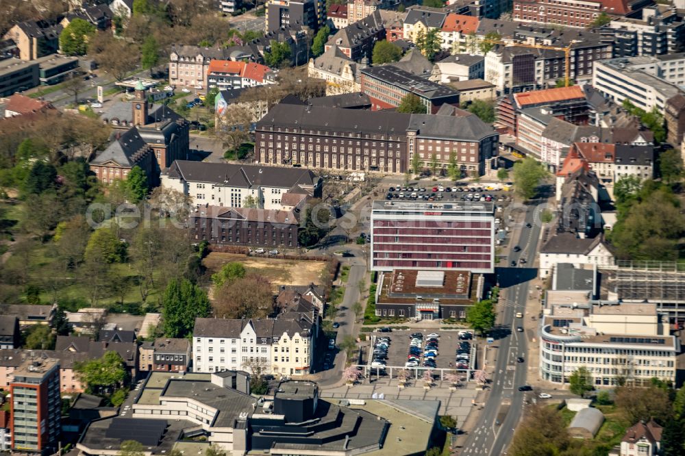 Herne from the bird's eye view: Aerial view of the administration building of the financial services company Herner Sparkasse - Customer Service Center main office with parking lot Friedrich-Ebert-Platz in Herne in the German state of North Rhine-Westphalia, Germany