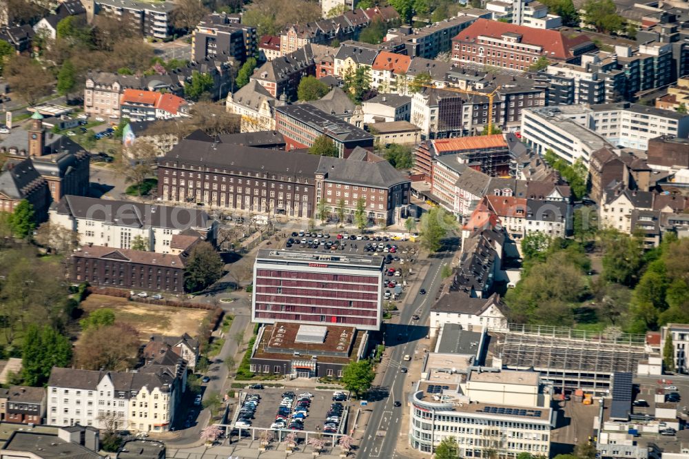 Aerial image Herne - Aerial view of the administration building of the financial services company Herner Sparkasse - Customer Service Center main office with parking lot Friedrich-Ebert-Platz in Herne in the German state of North Rhine-Westphalia, Germany