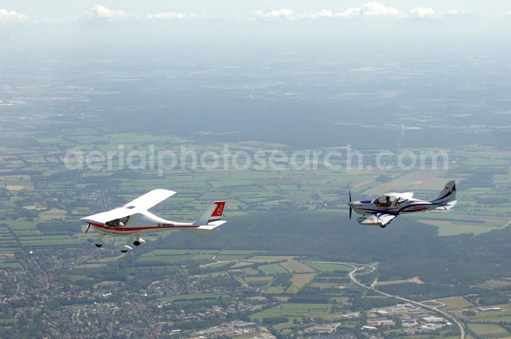 Neumünster from the bird's eye view: Blick auf zwei Ultraleichtflugzeuge der Typen CT und Eurostar 300 bei einem Luftbildflug in der Nähe von Neumünster in Schleswig-Holstein / SH. View to two microlights of the type CT and Eurostar 300 during a flight for aerial photographies near Neumünster in Schleswig-Holstein / SH.