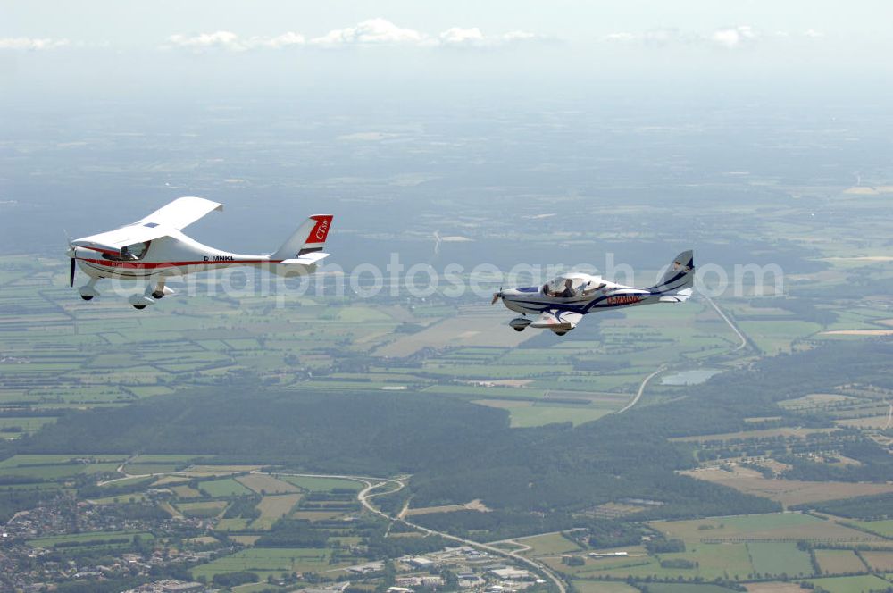 Aerial photograph Neumünster - Blick auf zwei Ultraleichtflugzeuge der Typen CT und Eurostar 300 bei einem Luftbildflug in der Nähe von Neumünster in Schleswig-Holstein / SH. View to two microlights of the type CT and Eurostar 300 during a flight for aerial photographies near Neumünster in Schleswig-Holstein / SH.