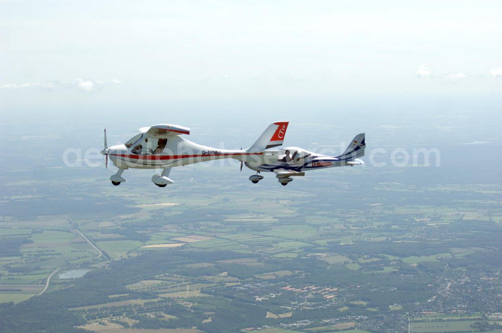 Neumünster from the bird's eye view: Blick auf zwei Ultraleichtflugzeuge der Typen CT und Eurostar 300 bei einem Luftbildflug in der Nähe von Neumünster in Schleswig-Holstein / SH. View to two microlights of the type CT and Eurostar 300 during a flight for aerial photographies near Neumünster in Schleswig-Holstein / SH.