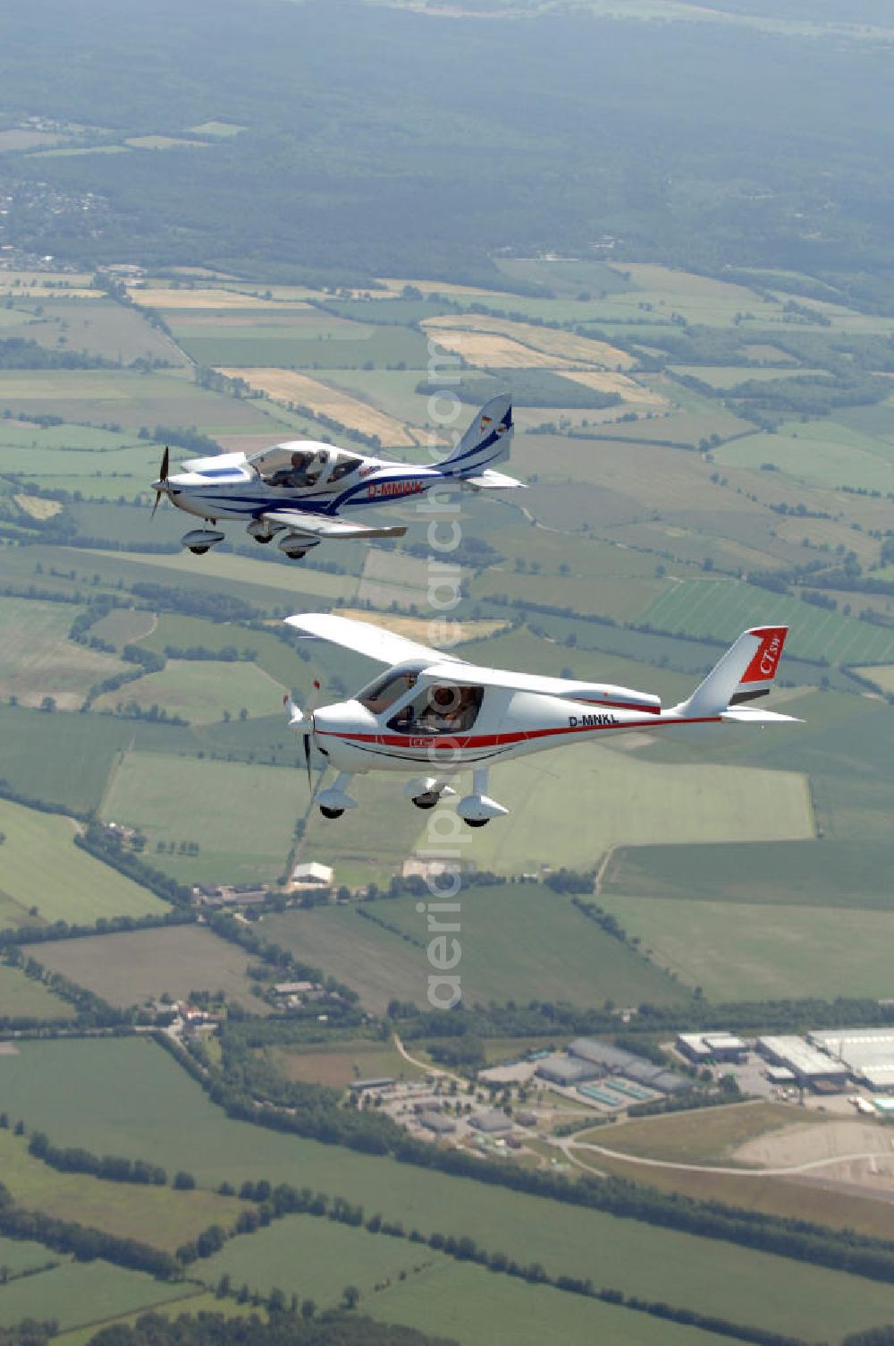 Aerial image Neumünster - Blick auf zwei Ultraleichtflugzeuge der Typen CT und Eurostar 300 bei einem Luftbildflug in der Nähe von Neumünster in Schleswig-Holstein / SH. View to two microlights of the type CT and Eurostar 300 during a flight for aerial photographies near Neumünster in Schleswig-Holstein / SH.