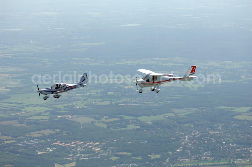 Aerial photograph Neumünster - Blick auf zwei Ultraleichtflugzeuge der Typen CT und Eurostar 300 bei einem Luftbildflug in der Nähe von Neumünster in Schleswig-Holstein / SH. View to two microlights of the type CT and Eurostar 300 during a flight for aerial photographies near Neumünster in Schleswig-Holstein / SH.