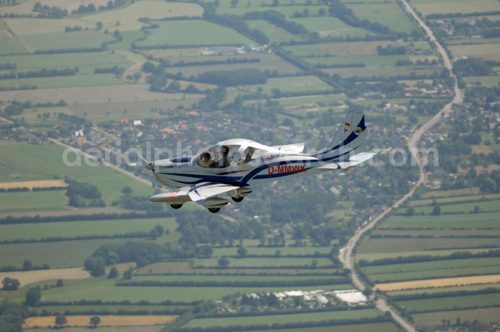 Neumünster from the bird's eye view: Blick auf ein Ultraleichtflugzeug des Typs Eurostar 300 bei einem Luftbildflug in der Nähe von Neumünster in Schleswig-Holstein / SH. View to a microlight of the type Eurostar 300 during a flight for aerial photographies near Neumünster in Schleswig-Holstein / SH.