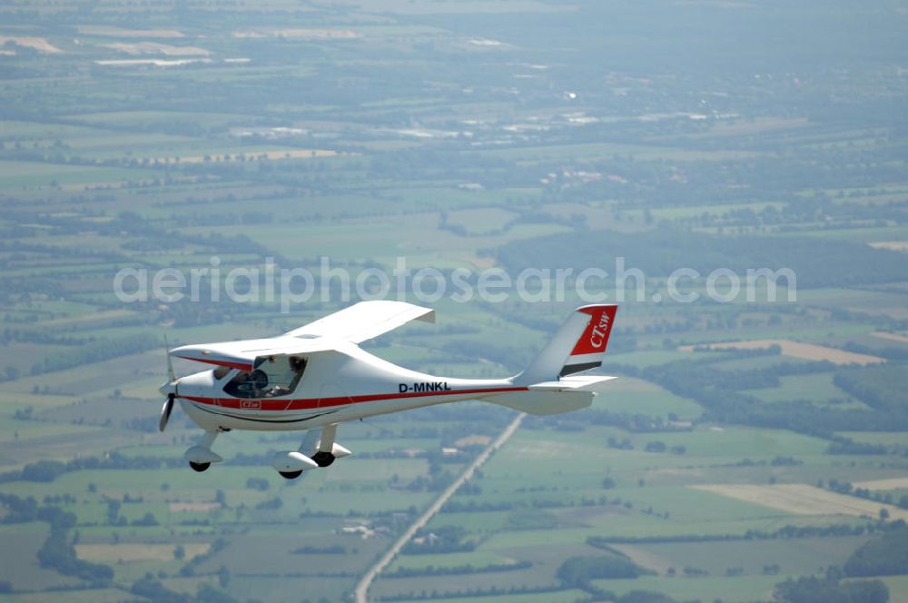 Aerial image Neumünster - Blick auf ein Ultraleichtflugzeug des Typs CT bei einem Luftbildflug in der Nähe von Neumünster in Schleswig-Holstein / SH. View to a microlight of the type CT during a flight for aerial photographies near Neumünster in Schleswig-Holstein / SH.