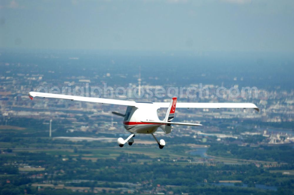 Aerial photograph Sande - Blick auf ein Ultraleichtflugzeug des Typs CT bei einem Luftbildflug in der Nähe von Sande in Niedersachsen / NI. View to a microlight of the type CT during a flight for aerial photographies near Sande in Niedersachsen / NI.