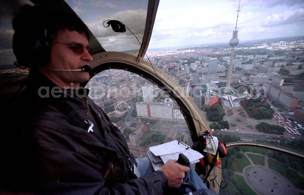 Berlin from the bird's eye view: Luftbildflug mit UHS 300 über dem Berliner Stadtzentrum 18.09.1997