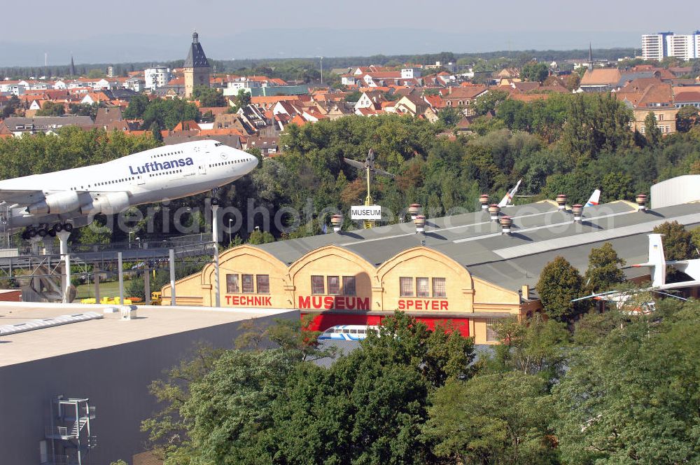 Aerial image SPEYER - Blick auf die LUFTHANSA BOEING 747 auf dem Gelände des Technik-Museum Speyer. Es befindet sich in der Nähe des Speyerer Stadtzentrums am Flugplatz Speyer. Es präsentiert auf einer Hallenfläche von 15.000 m² und 100.000 m² Freigelände eine große Anzahl zum Teil besonderer technischer Konstruktionen aus dem Fahrzeug- und Flugzeugbau. Des Weiteren befinden sich auf dem Museumsgelände das so genannte Marinehaus und ein Modellbaumuseum sowie ein IMAX-Dome-Filmtheater mit einer 24 m durchmessenden kuppelförmigen Leinwand (Projektionsfläche ca. 1000 m²). Im Forum des Museums können sich Besucher kostenlos über die Transporte einiger größerer Ausstellungsobjekte zum Technik-Museum Speyer und zum Auto- und Technikmuseum Sinsheim informieren. Das Hauptgebäude, die denkmalgeschützte, riesige Liller Halle, war früher der Bahnhof der französischen Stadt Lille. 1915 nach Deutschland transportiert, diente sie als Produktionshalle für die Pfalz-Flugzeugwerke und später mehrere Jahrzehnte als Panzerhalle für die Aufklärungspanzer eines französischen leichten Panzeraufklärungsregiments, dem traditionsreichen letzten Spahi-Regiment 1er Spahis. Dieses nutzte bis 1984 das heutige Museumsgelände als Kaserne.