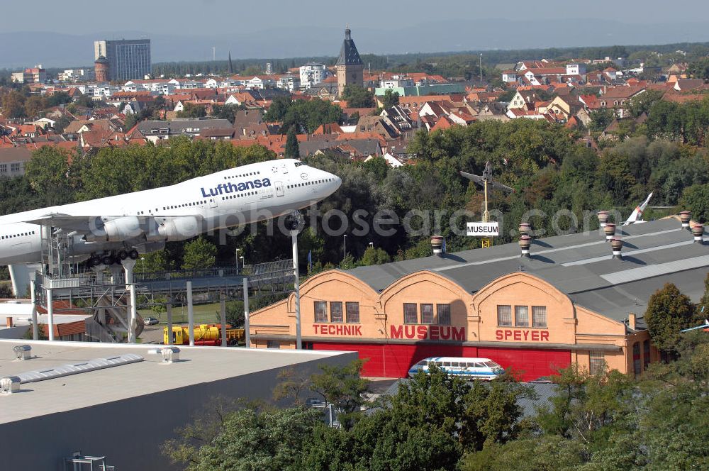 Aerial photograph SPEYER - Blick auf die LUFTHANSA BOEING 747 auf dem Gelände des Technik-Museum Speyer. Es befindet sich in der Nähe des Speyerer Stadtzentrums am Flugplatz Speyer. Es präsentiert auf einer Hallenfläche von 15.000 m² und 100.000 m² Freigelände eine große Anzahl zum Teil besonderer technischer Konstruktionen aus dem Fahrzeug- und Flugzeugbau. Des Weiteren befinden sich auf dem Museumsgelände das so genannte Marinehaus und ein Modellbaumuseum sowie ein IMAX-Dome-Filmtheater mit einer 24 m durchmessenden kuppelförmigen Leinwand (Projektionsfläche ca. 1000 m²). Im Forum des Museums können sich Besucher kostenlos über die Transporte einiger größerer Ausstellungsobjekte zum Technik-Museum Speyer und zum Auto- und Technikmuseum Sinsheim informieren. Das Hauptgebäude, die denkmalgeschützte, riesige Liller Halle, war früher der Bahnhof der französischen Stadt Lille. 1915 nach Deutschland transportiert, diente sie als Produktionshalle für die Pfalz-Flugzeugwerke und später mehrere Jahrzehnte als Panzerhalle für die Aufklärungspanzer eines französischen leichten Panzeraufklärungsregiments, dem traditionsreichen letzten Spahi-Regiment 1er Spahis. Dieses nutzte bis 1984 das heutige Museumsgelände als Kaserne.