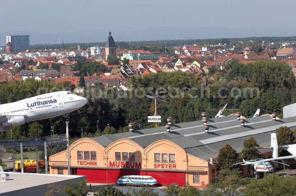 SPEYER from above - Blick auf die LUFTHANSA BOEING 747 auf dem Gelände des Technik-Museum Speyer. Es befindet sich in der Nähe des Speyerer Stadtzentrums am Flugplatz Speyer. Es präsentiert auf einer Hallenfläche von 15.000 m² und 100.000 m² Freigelände eine große Anzahl zum Teil besonderer technischer Konstruktionen aus dem Fahrzeug- und Flugzeugbau. Des Weiteren befinden sich auf dem Museumsgelände das so genannte Marinehaus und ein Modellbaumuseum sowie ein IMAX-Dome-Filmtheater mit einer 24 m durchmessenden kuppelförmigen Leinwand (Projektionsfläche ca. 1000 m²). Im Forum des Museums können sich Besucher kostenlos über die Transporte einiger größerer Ausstellungsobjekte zum Technik-Museum Speyer und zum Auto- und Technikmuseum Sinsheim informieren. Das Hauptgebäude, die denkmalgeschützte, riesige Liller Halle, war früher der Bahnhof der französischen Stadt Lille. 1915 nach Deutschland transportiert, diente sie als Produktionshalle für die Pfalz-Flugzeugwerke und später mehrere Jahrzehnte als Panzerhalle für die Aufklärungspanzer eines französischen leichten Panzeraufklärungsregiments, dem traditionsreichen letzten Spahi-Regiment 1er Spahis. Dieses nutzte bis 1984 das heutige Museumsgelände als Kaserne.