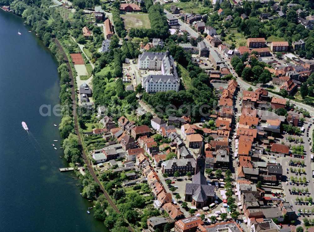 PLÖN from above - 22.06.2004 PLÖN Plön besitzt seit 1236 Stadtrechte; ist seit dem 17. Jh. Residenz der Herzöge von Schleswig-Holstein-Sonderburg-Plön.Plön ist die Kreisstadt des Kreises Plön in Schleswig-Holstein und hat etwa 13.000 Einwohner. Sie liegt direkt am größten Binnensee Schleswig-Holsteins, dem Großen Plöner See. Wahrzeichen der Stadt ist das Schloss, das im 17. Jahrhundert erbaut wurde. Plön besitzt ein Gymnasium mit 300-jähriger Geschichte, ist Standort einer Marineunteroffizierschule und Sitz des Max-Planck-Instituts für Evolutionsbiologie. Die in die hügelige Seenlandschaft der Holsteinischen Schweiz eingebettete Stadt hat auch touristische Bedeutung. Das Plöner Schloss wurde 2001 unter der Landesregierung von Heide Simonis geschlossen und an den Optikerkonzern Fielmann verkauft. Dieser hat dort nach umfangreichen Restaurierungsarbeiten im Oktober 2006 eine Akademie für das Optikerhandwerk eröffnet. Es handelt sich um ein gemeinnütziges Schulungszentrum für die gesamte Augenoptik. Dies bedeutet für die Stadt Plön eine Stärkung der Wirtschaftskraft und eine herausragende Werbung, auch über die Landesgrenzen hinaus. Zum Schloss gehört das weitläufige Schlossgebiet, das zu den schönsten Schlossanlagen Schleswig-Holsteins gehört. Aufwendig restaurierte historische Gebäude (z.B. Prinzenhaus, Alte Schwimmhalle, Uhrenhaus), schattige Alleen und alter Baumbestand laden zum Erkunden und Flanieren ein.