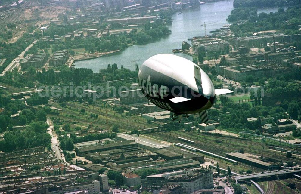 Berlin from above - Luftschiffwerbung der WDL Mühlheim über Berlin.