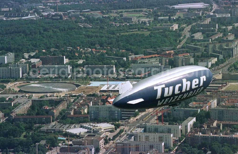 Berlin from the bird's eye view: Luftschiffwerbung der WDL Mühlheim über Berlin.