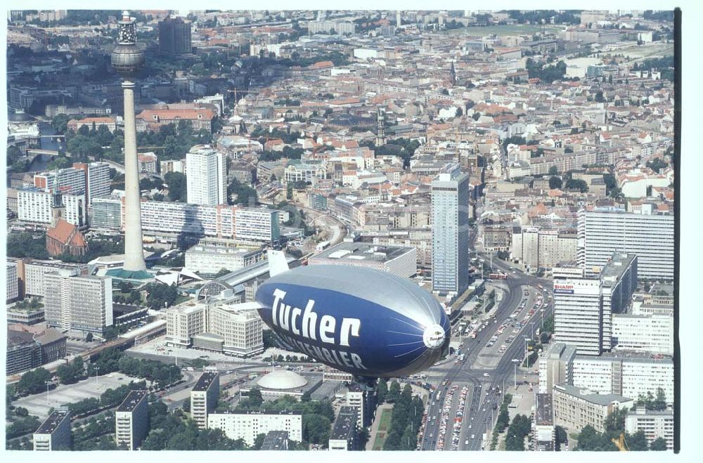 Berlin from above - Luftschiffwerbung der WDL Mühlheim über Berlin.