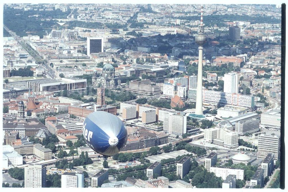 Berlin from the bird's eye view: Luftschiffwerbung der WDL Mühlheim über Berlin.