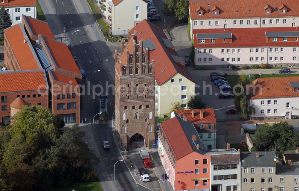 Aerial image Demmin - Blick auf die im 13. Jahrhundert errichtete Demminer Ringmauer aus Feldsteinen - es blieben nur Reste erhalten. Die dazugehörenden fünf Stadttore gingen bis auf das Luisentor verloren. Links steht ein wohl um 1570 errichteter runder Mauerturm aus Backstein.