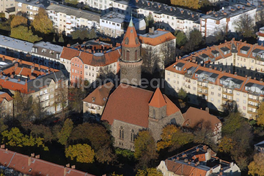 Aerial image Berlin - Blick auf die Lukaskirche in Berlin-Steglitz. Die evangelische Lukaskirche in Berlin-Steglitz wurde in den Jahren 1914-1919 nach Plänen von Baurat Walter Kern erbaut. Die Kirche ist heute von mehrgeschossigen Häusern umbaut und manchmal nur durch ihren mächtigen 57 m hohen Turm aus der Ferne auszumachen. Kontakt: Kirche und Küsterei, Friedrichsruherstr. 6a, 12169 Berlin / Pfarrerin Andrea Köppen, Schönhauser Str. 15, 12169 Berlin, Tel.: 79745951,