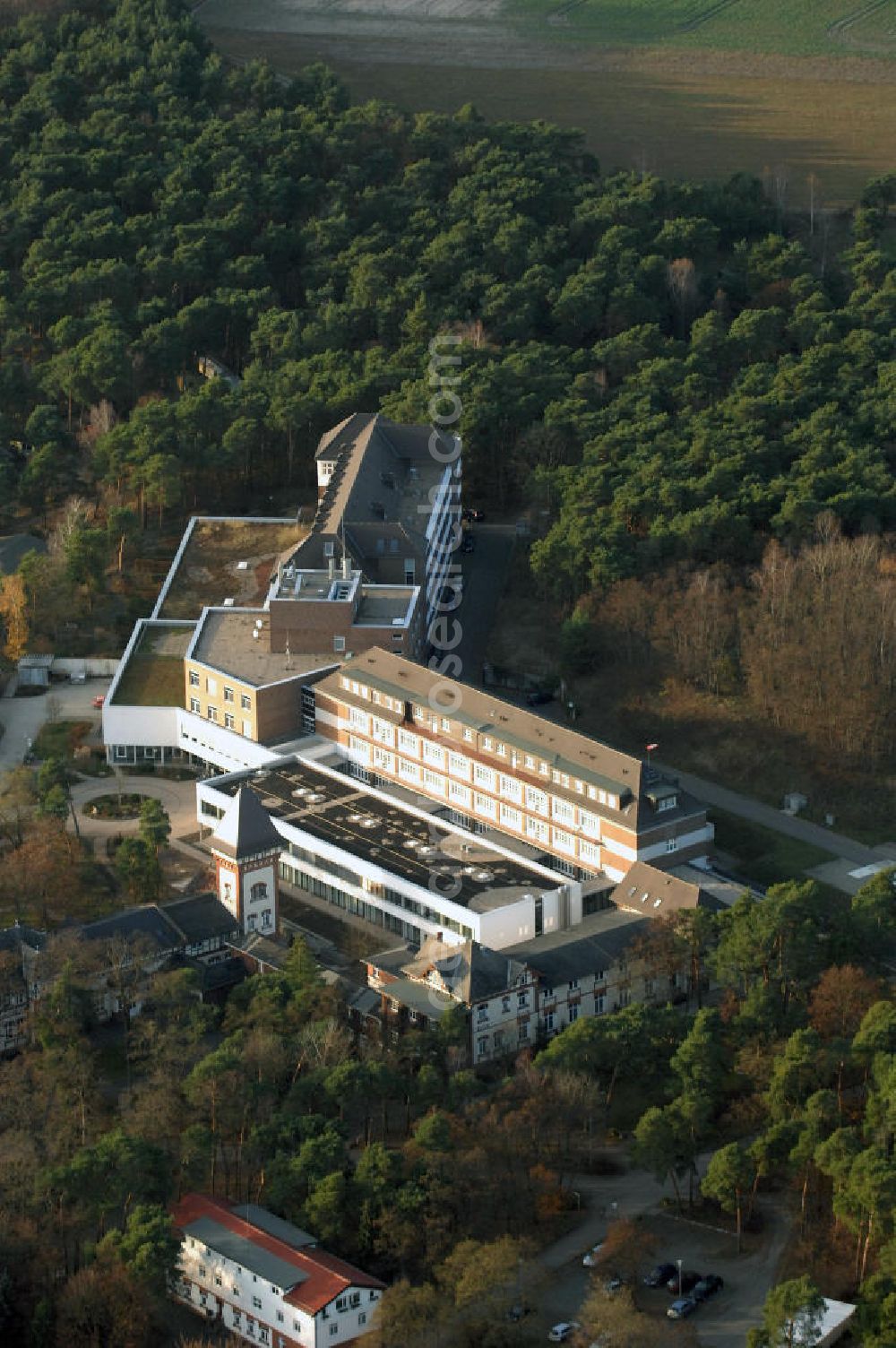 Aerial image Lostau - Blick auf die Lungenklinik in Lostau, das Zentrum für Pneumologie und Thoraxchirogie. Die Lungenklinik ist ein akademisches Lehrkrankenhaus der Otto-von-Guericke-Universität Magdeburg. Kontakt: Lungenklinik Lostau gGmbH, Lindenstr. 2, 39291 Lostau, Tel. +49(0)39222 8-0, Fax +49(0)39222 2698, email: post@Lungenklinik-Lostau.de