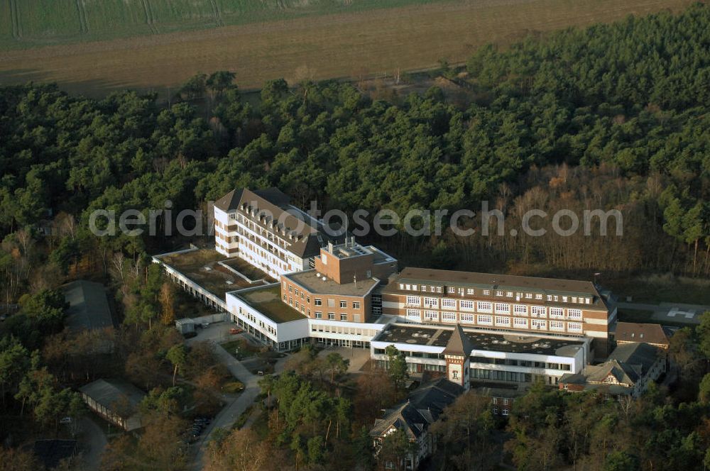 Aerial photograph Lostau - Blick auf die Lungenklinik in Lostau, das Zentrum für Pneumologie und Thoraxchirogie. Die Lungenklinik ist ein akademisches Lehrkrankenhaus der Otto-von-Guericke-Universität Magdeburg. Kontakt: Lungenklinik Lostau gGmbH, Lindenstr. 2, 39291 Lostau, Tel. +49(0)39222 8-0, Fax +49(0)39222 2698, email: post@Lungenklinik-Lostau.de